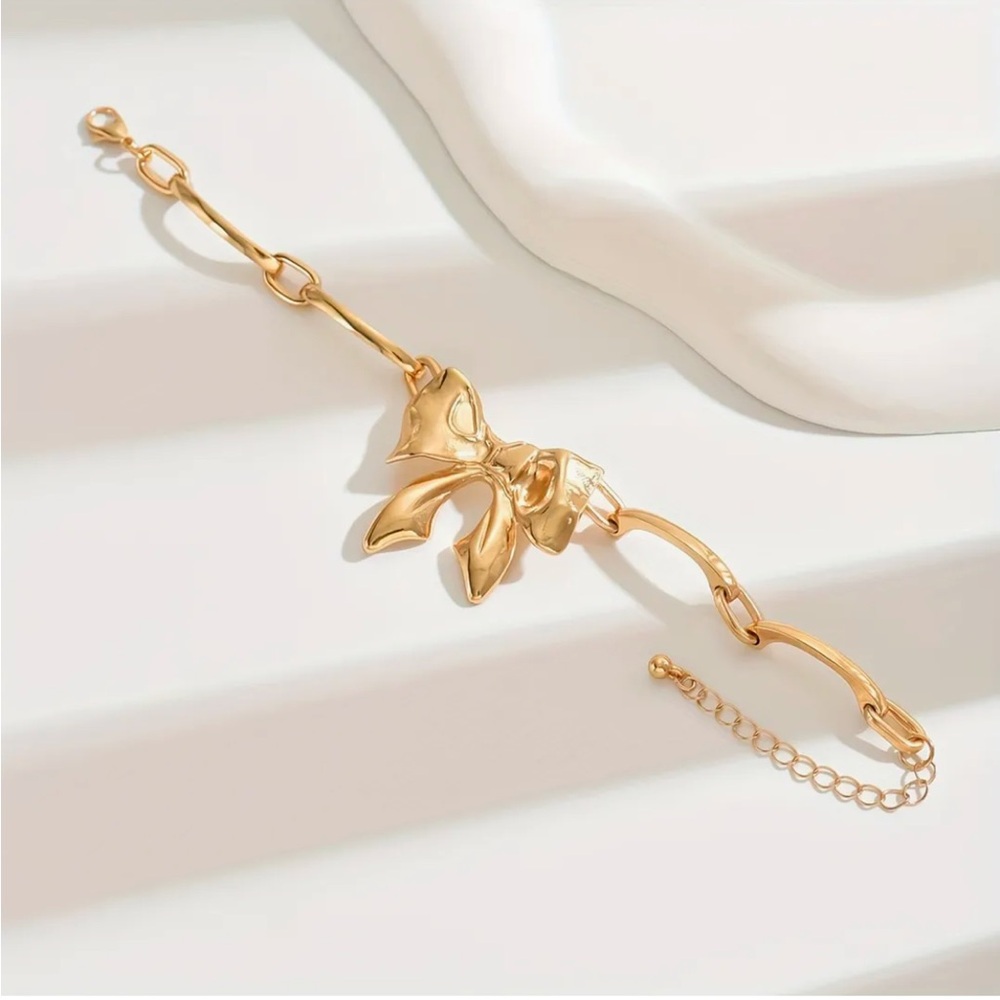 Elegant Bowknot Bracelet - 18K Golden Plated Zinc Alloy, Adjustable Design - Picture 2 of 4